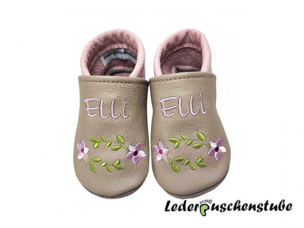 Lederpuschen in beige-rosa; Namen beiderseits am Spann rosa und Blümchen Ranke rosa-flieder-hellgrün